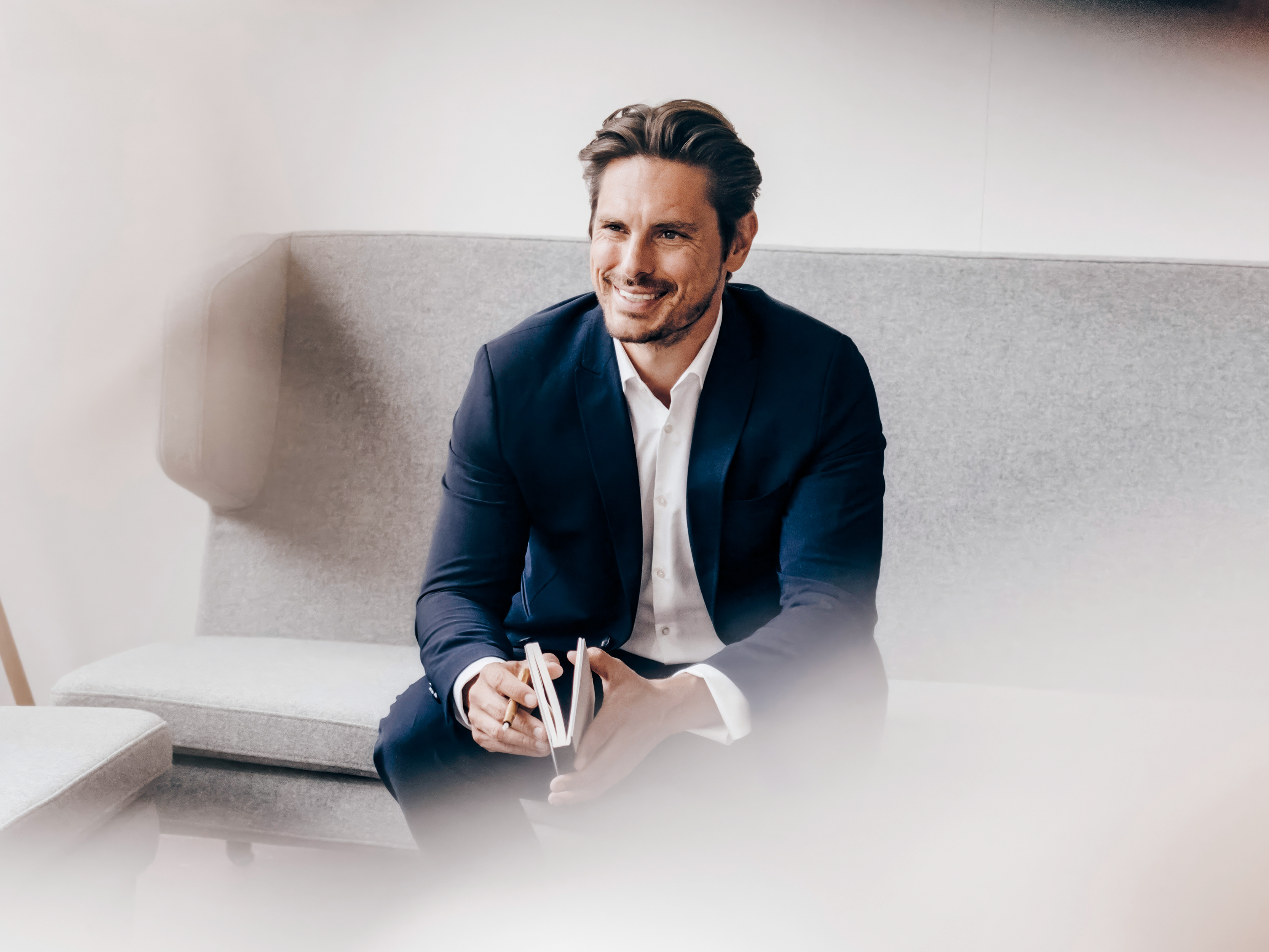 Ein junger Mann, der in die Kamera lächelt